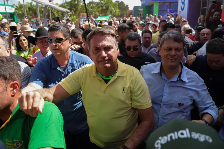 Bolsonaro é recebido com festa em feira de agronegócio