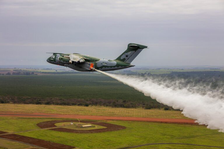 Super avião brasileiro e um milhão de litros d'água contra o fogo no Pantanal