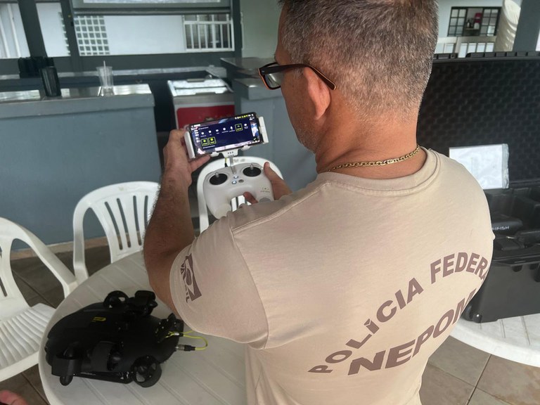 Policial faz treinamento para uso do novo drone