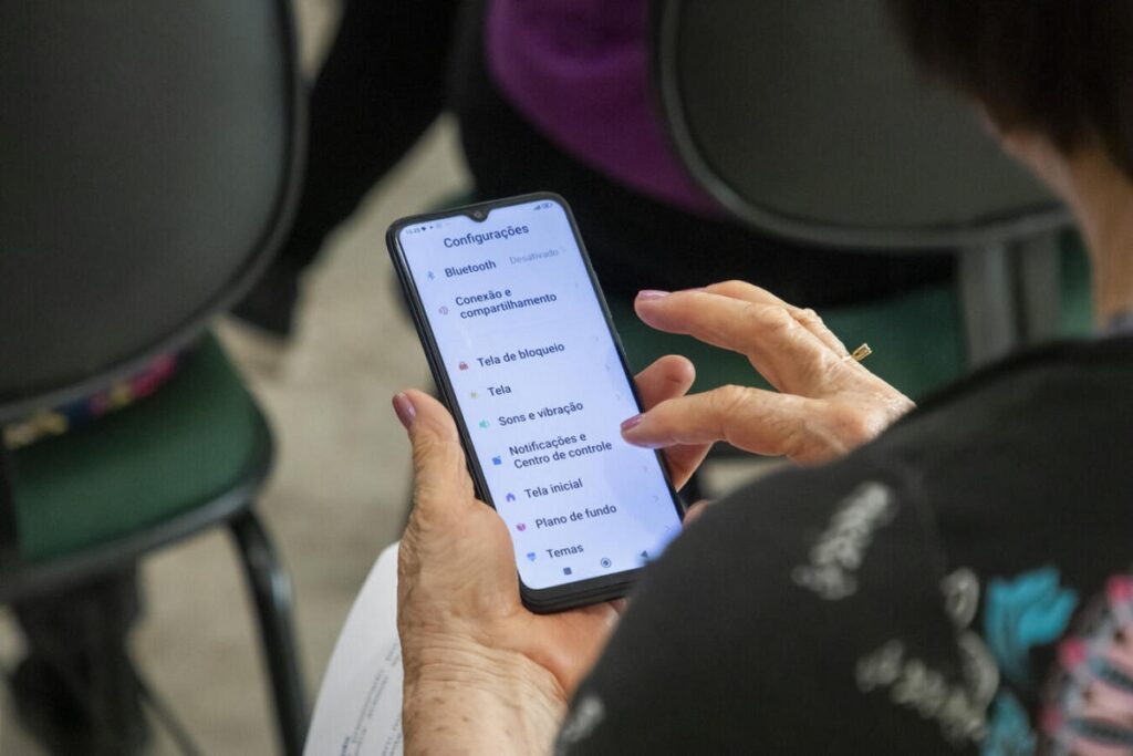 Toledo abre vagas para curso gratuito de celular para idosos