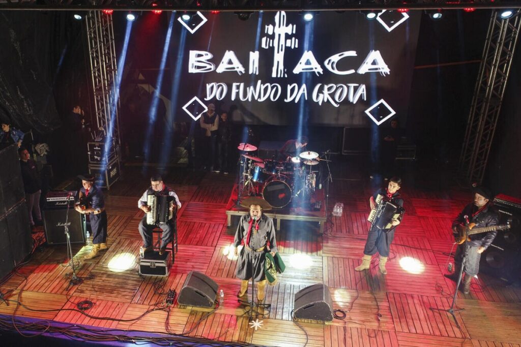 Baitaca reúne multidão em Toledo para celebrar o Dia do Trabalhador com show e ações de emprego