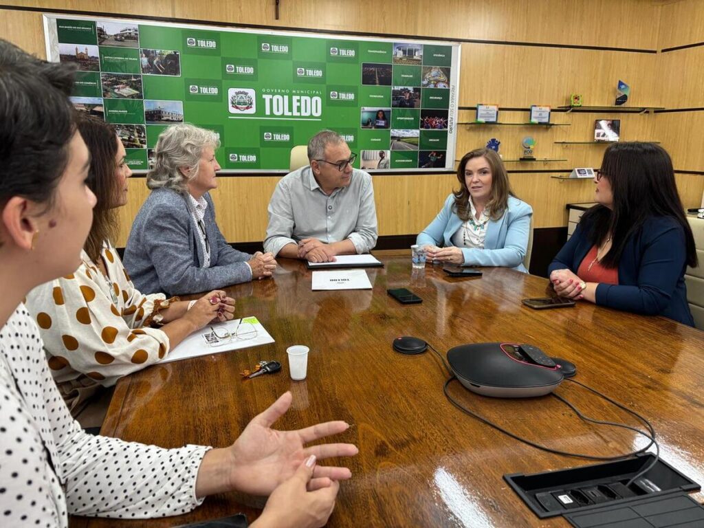 Prefeito Costenaro e equipe recebem secretária de Estado da Mulher, Leandre Dal Ponte
