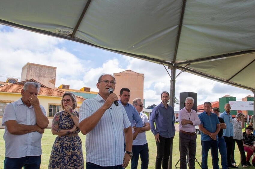 Foram entregues oito distribuidores de dejetos líquidos para associações que beneficiarão 41 famílias (Foto: Fábio Ulsenheimer)